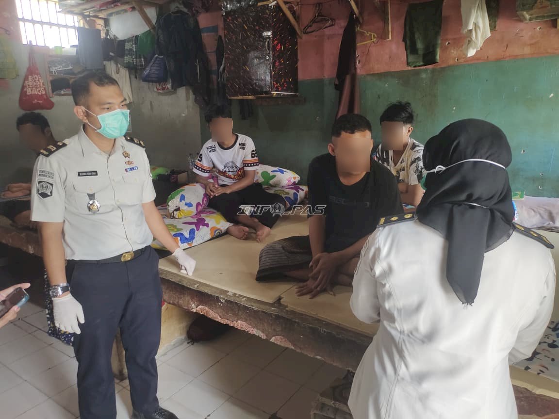 Layanan Medis Keliling, Petugas Rutan Unaaha Sambangi Blok Hunian Warga Binaan