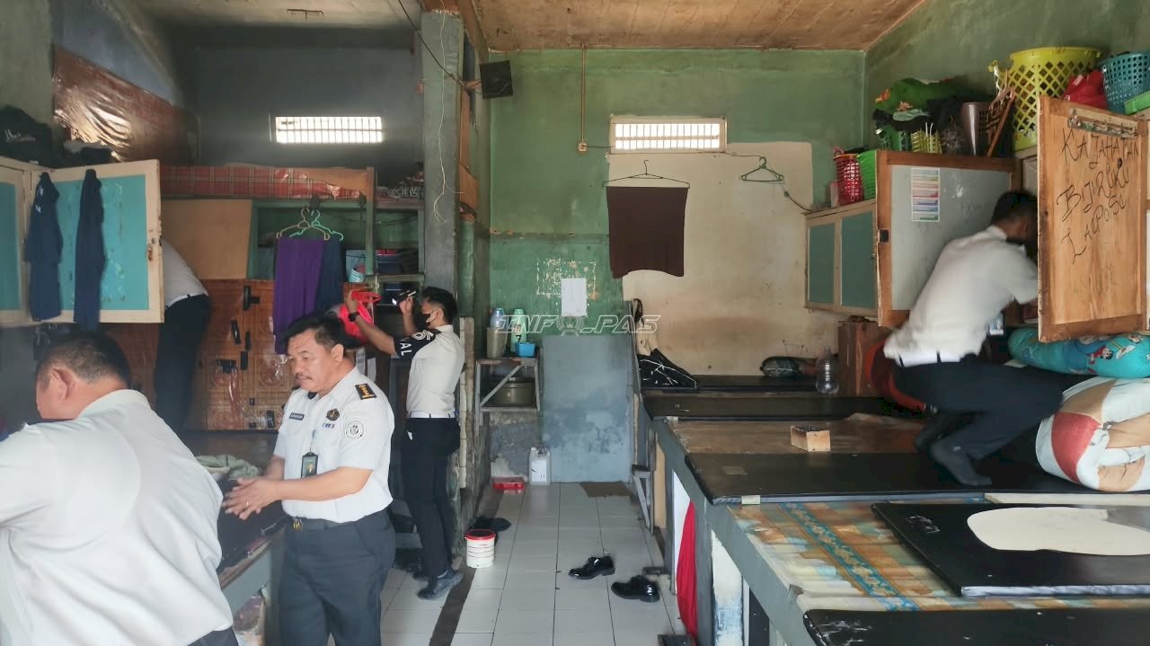 Tak Beri Celah Gangguan Kamtib, Kanwil Ditjenpas Sultra Sisir Kamar Hunian Lapas Kendari