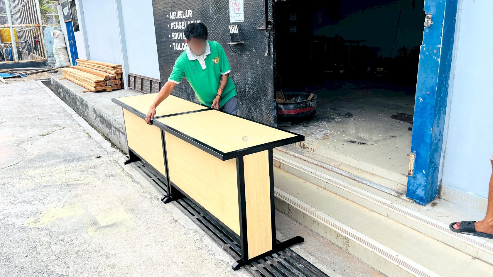 Bengkel Kerja Lapas Luwuk Hasilkan Meja Kantor dan Gerobak UMKM
