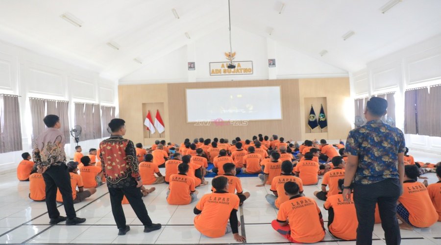 Bioskop ala Lapas! Warga Binaan Pemuda Madiun Nobar Film dalam Suasana Santai
