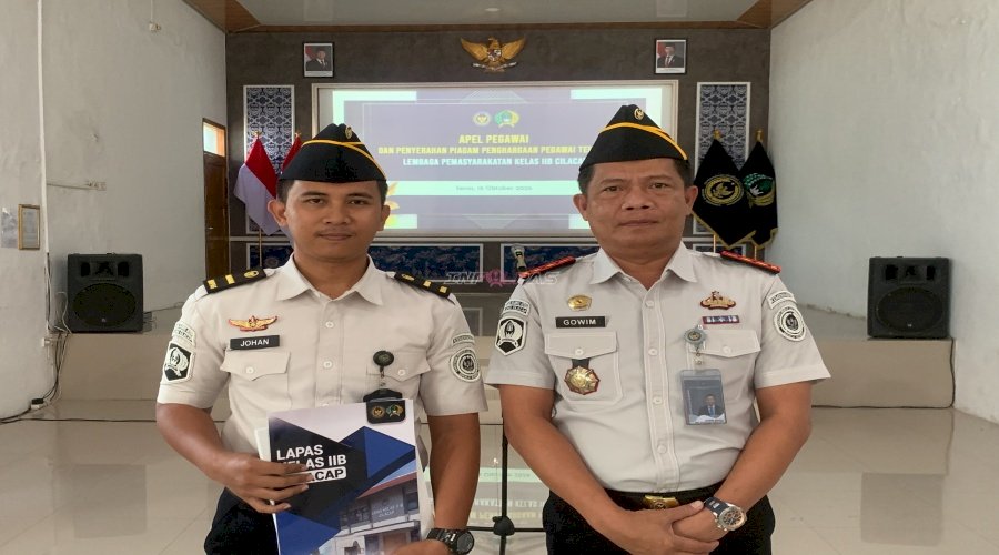 Apresiasi Kinerja, Kalapas Cilacap Serahkan Penghargaan Petugas Teladan Triwulan III