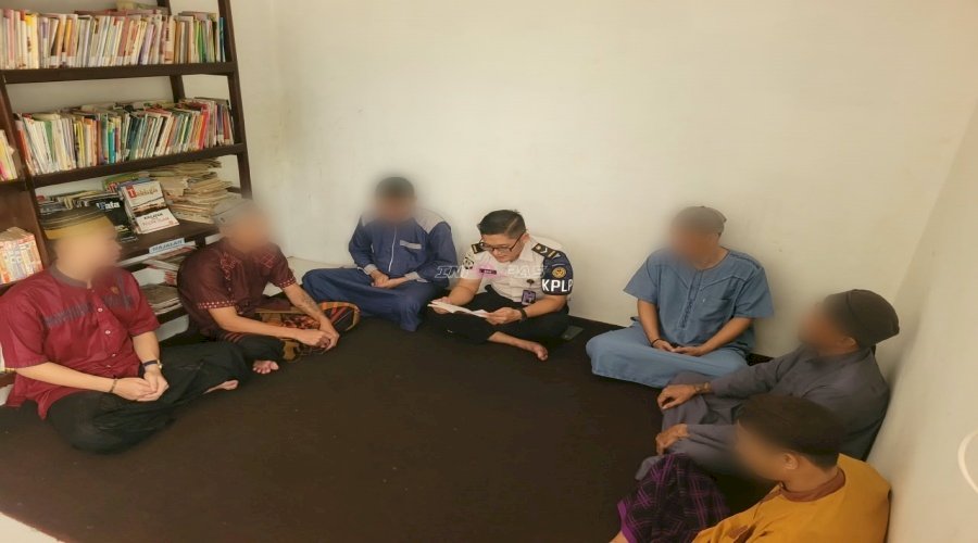 Resensi Buku bersama Petugas, Santri Lapas Tanjung Pelajari Makna Salat Berjemaah