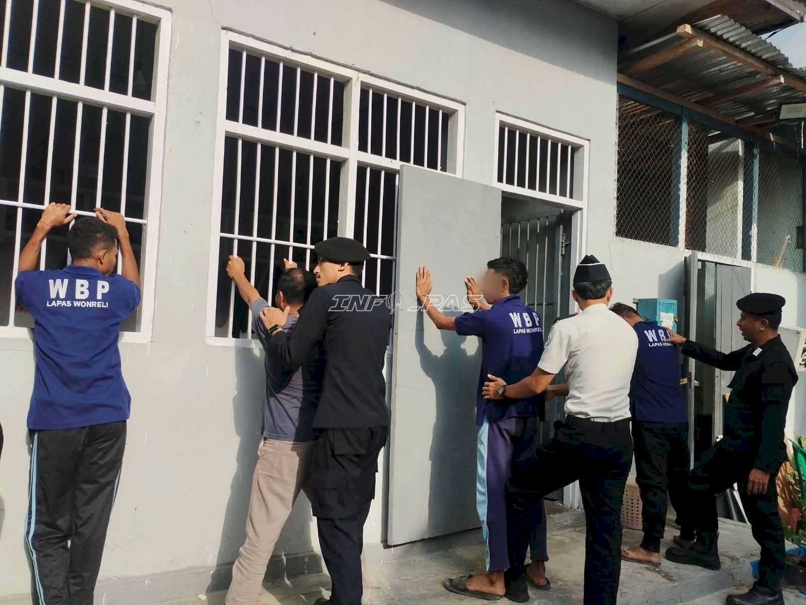 Cegah Barang Terlarang, Lapas Wonreli Geledah Kamar Hunian