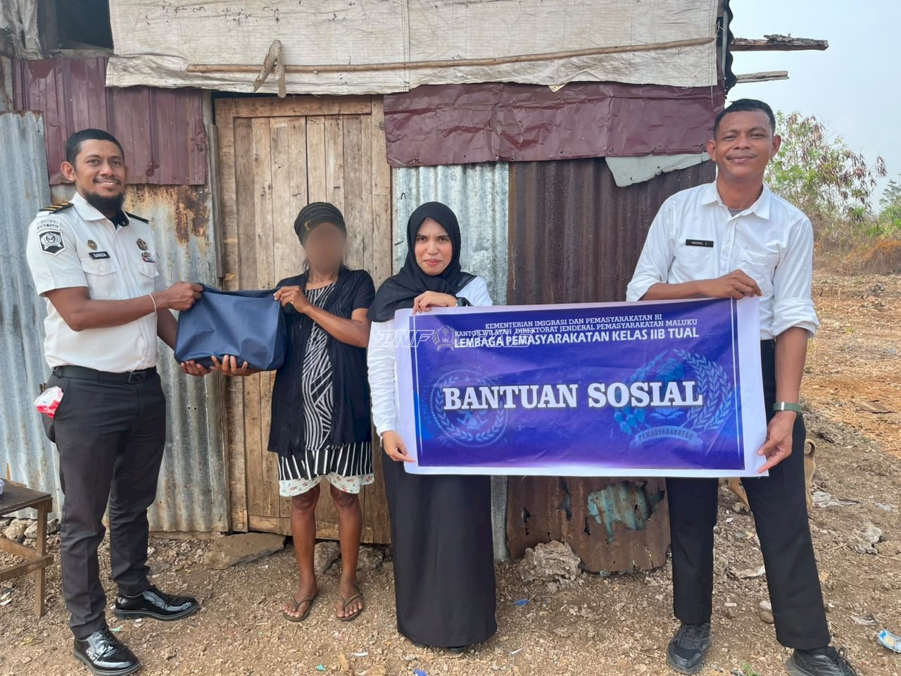 Lapas Tual Salurkan Bansos Sembako Langsung ke Rumah Warga