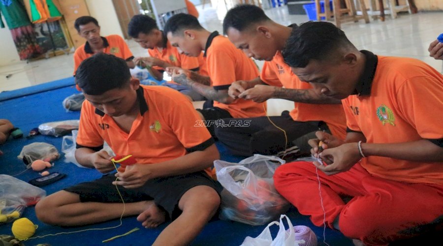 Merajut Kreativitas, Warga Binaan Lapas Pemuda Madiun Siapkan Bekal Kemandirian