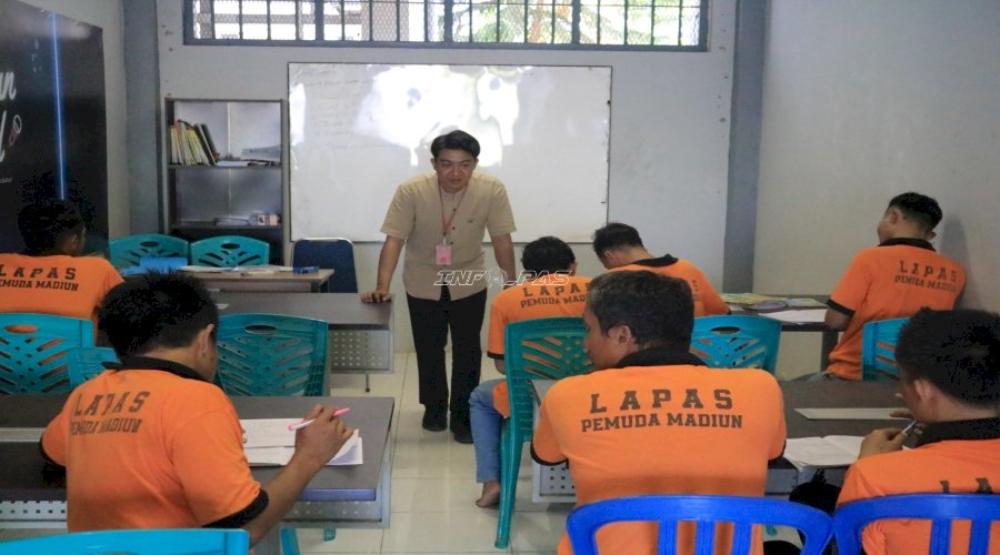 Lewat Program Kejar Paket B, Warga Binaan Lapas Pemuda Madiun Belajar Bahasa Inggris 
