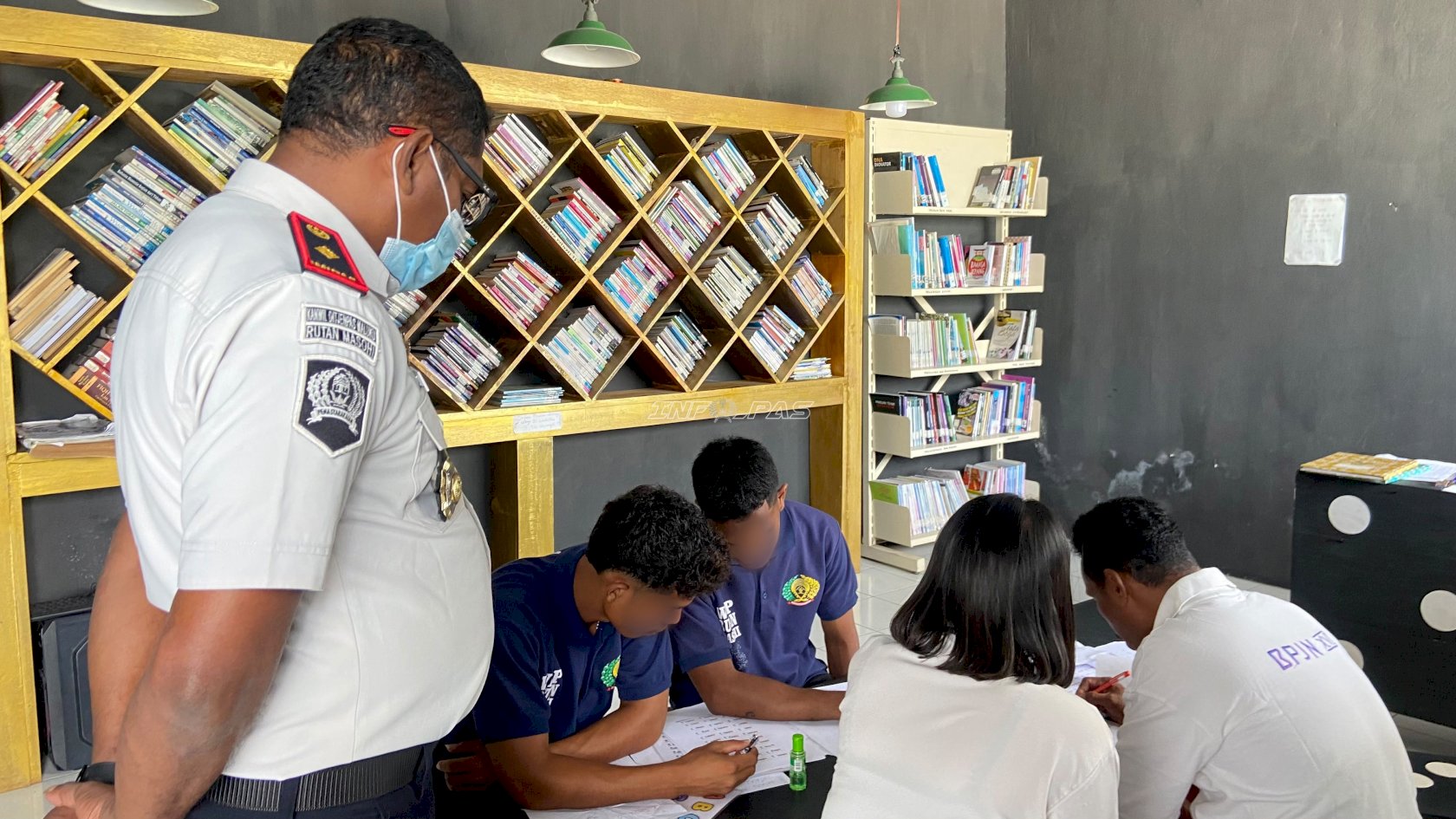 Dukung Pembinaan, Karutan Masohi Pantau Pembelajaran Calistung Warga Binaan