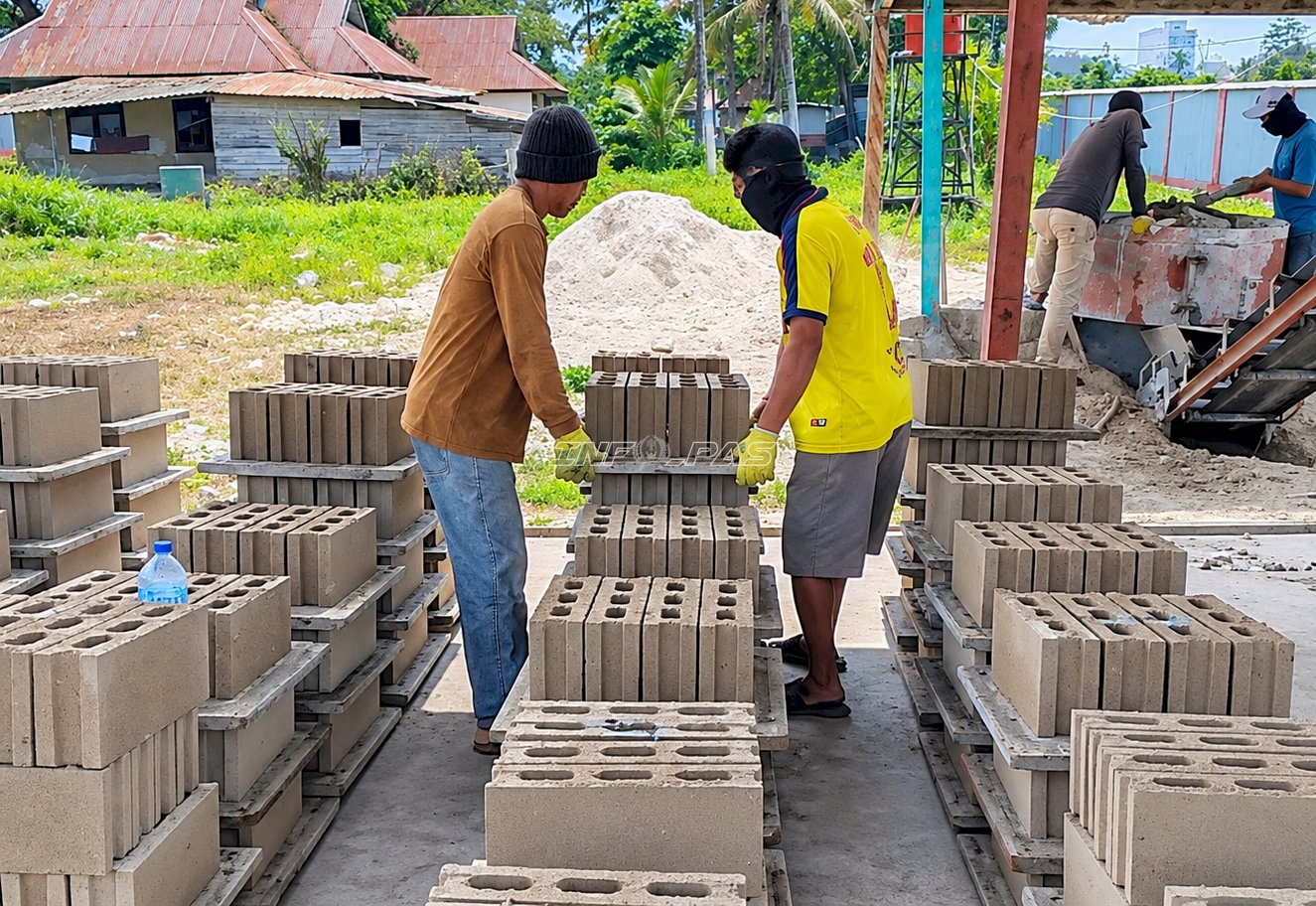 Lapas Kendari Bekali Warga Binaan Keterampilan Produksi Batako Pres