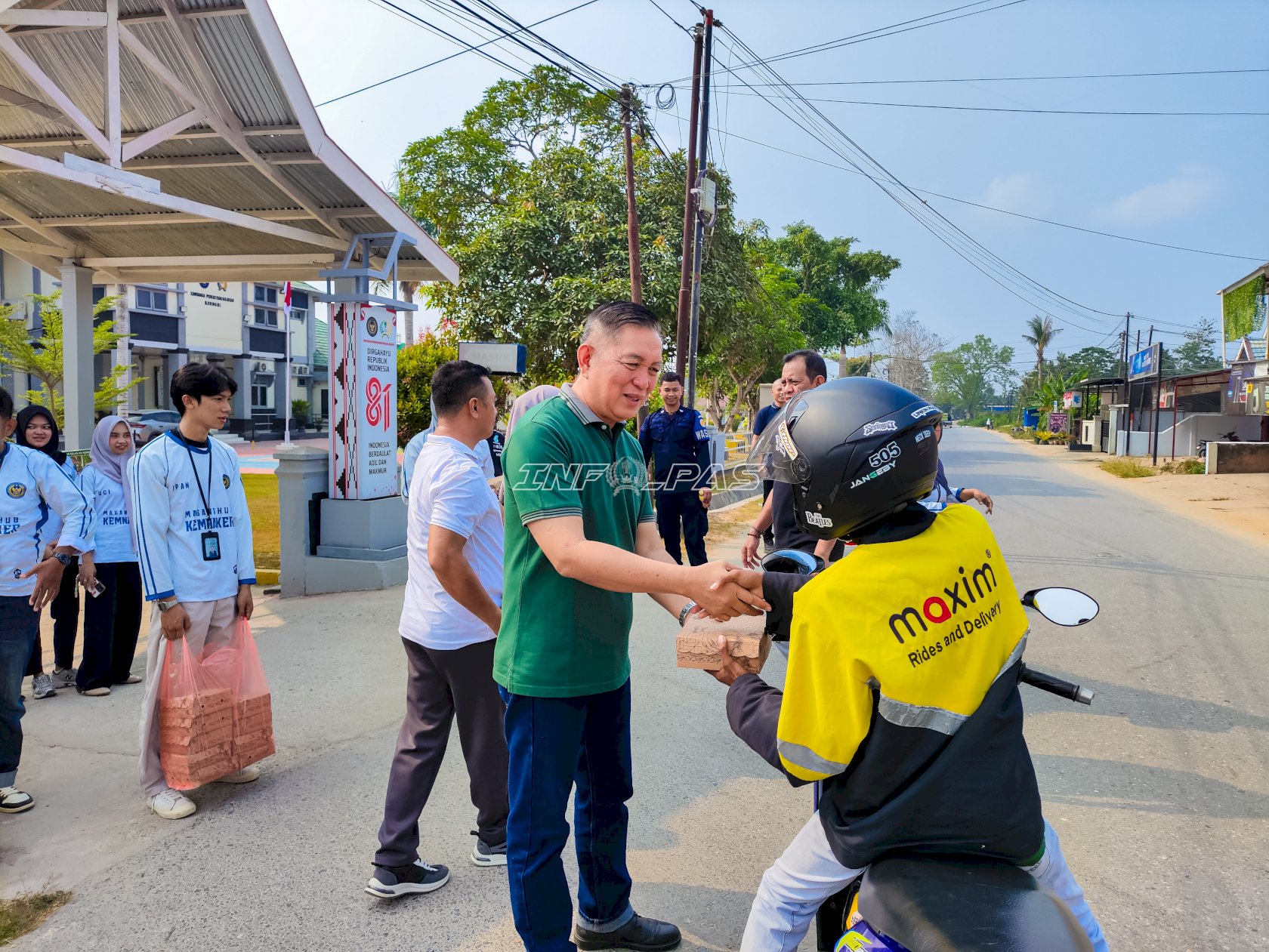 Jumat Berkah, Lapas Kendari Bagikan 20 Paket Makanan kepada Masyarakat