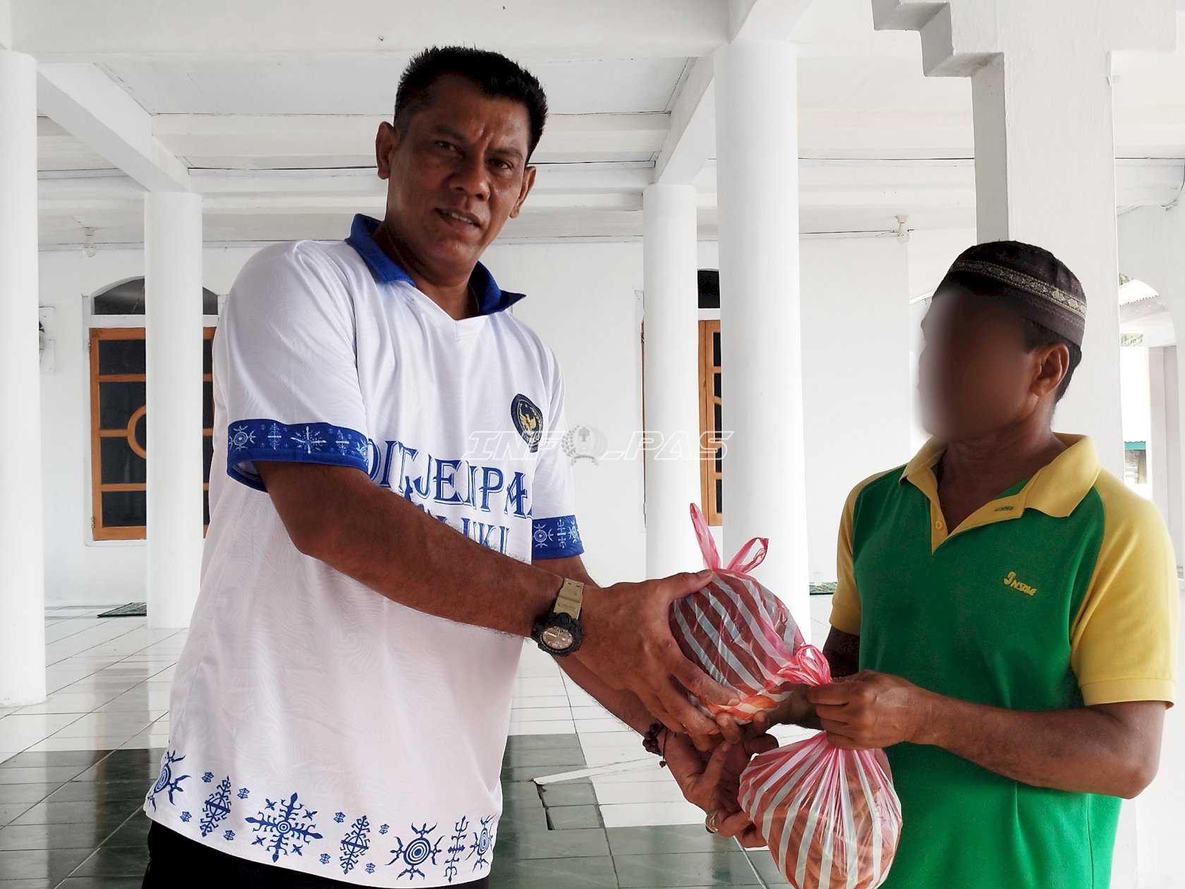 Gelar Bakti Sosial, Lapas Namlea Bersihkan Fasilitas Ibadah dan Salurkan Bansos