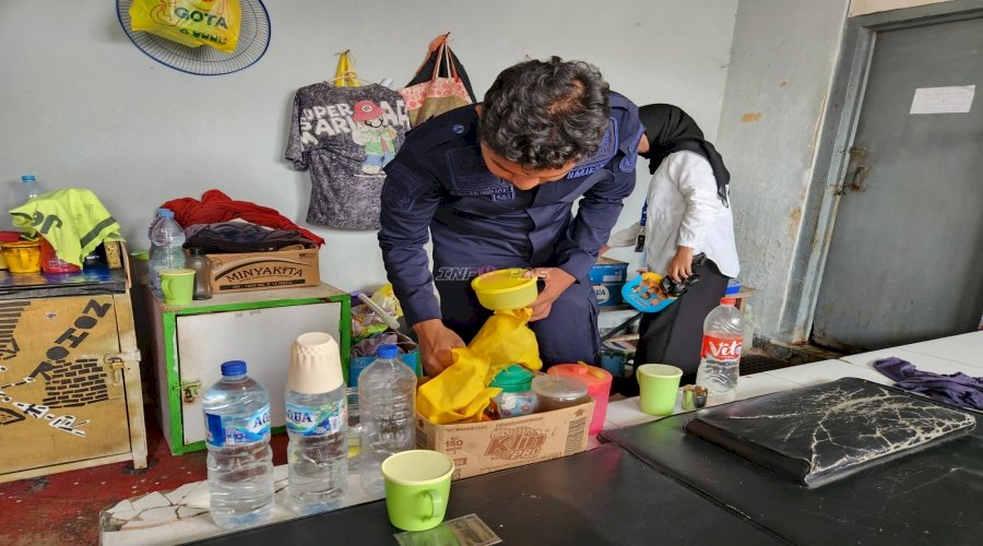 Cegah Gangguan Kamtib, Jajaran Kamtib Lapas Tual Geledah Kamar Hunian Blok 2