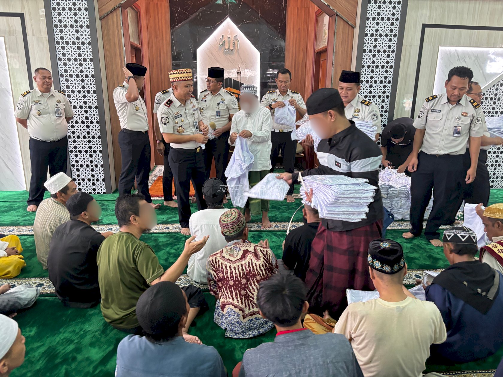 Kalapas Cipinang Bagikan Ratusan Baju Koko, Dorong 200 Santri Jadi Teladan bagi Warga Binaan