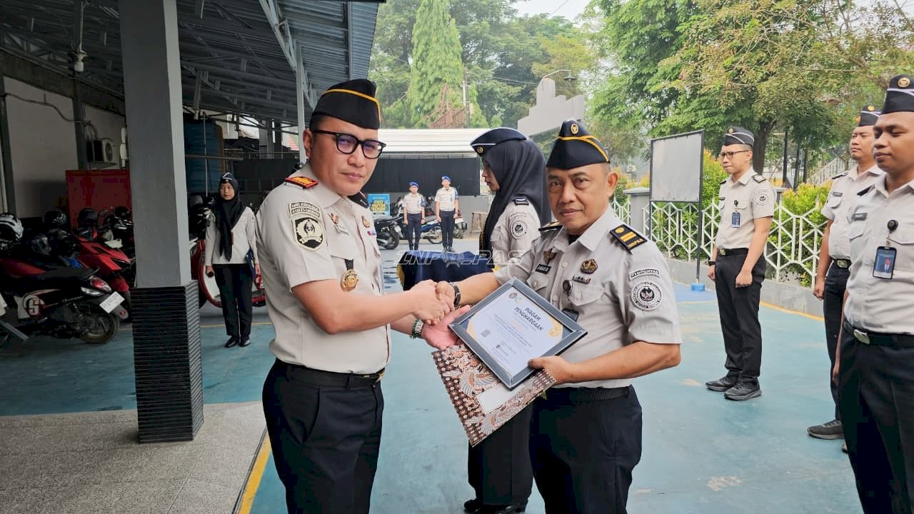Rutan Kandangan Beri Penghargaan Pegawai Teladan sekaligus SK Purnabakti