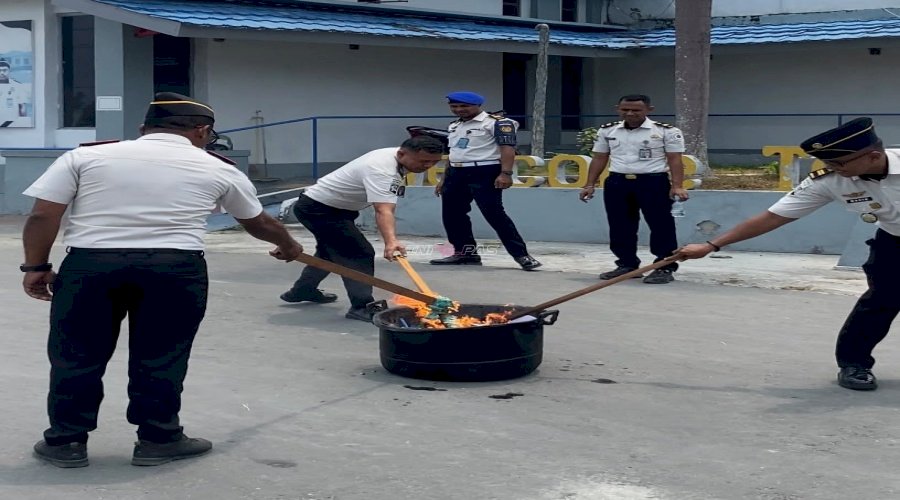 Rutan Masohi Musnahkan Barang Terlarang Hasil Razia Kamar Hunian