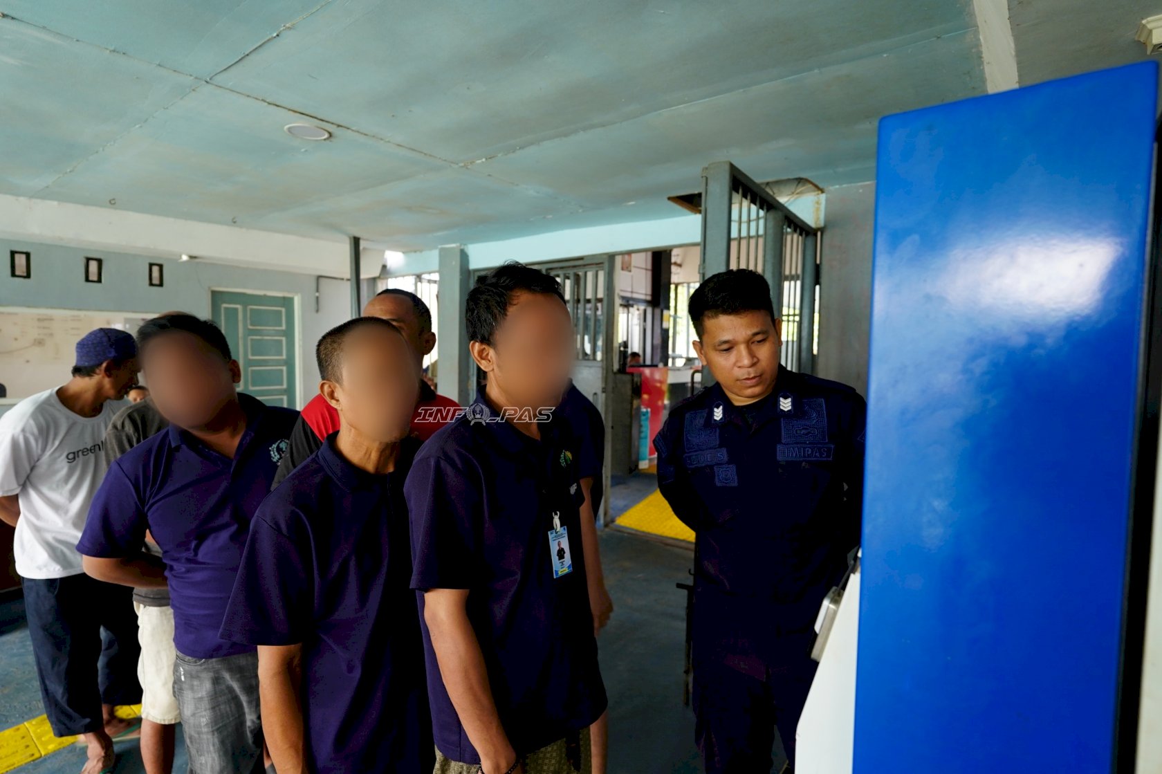 Pastikan Informasi Mudah Diakses, Lapas Narkotika Karang Intan Dampingi Warga Binaan Gunakan Self Service