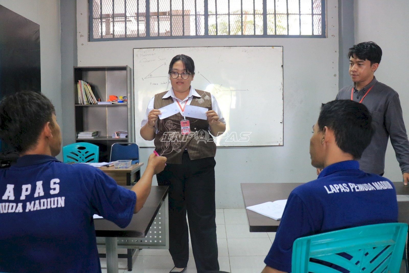 Belajar Sudut, Bangun Semangat! Warga Binaan Lapas Pemuda Madiun Tekuni Matematika Kejar Paket A