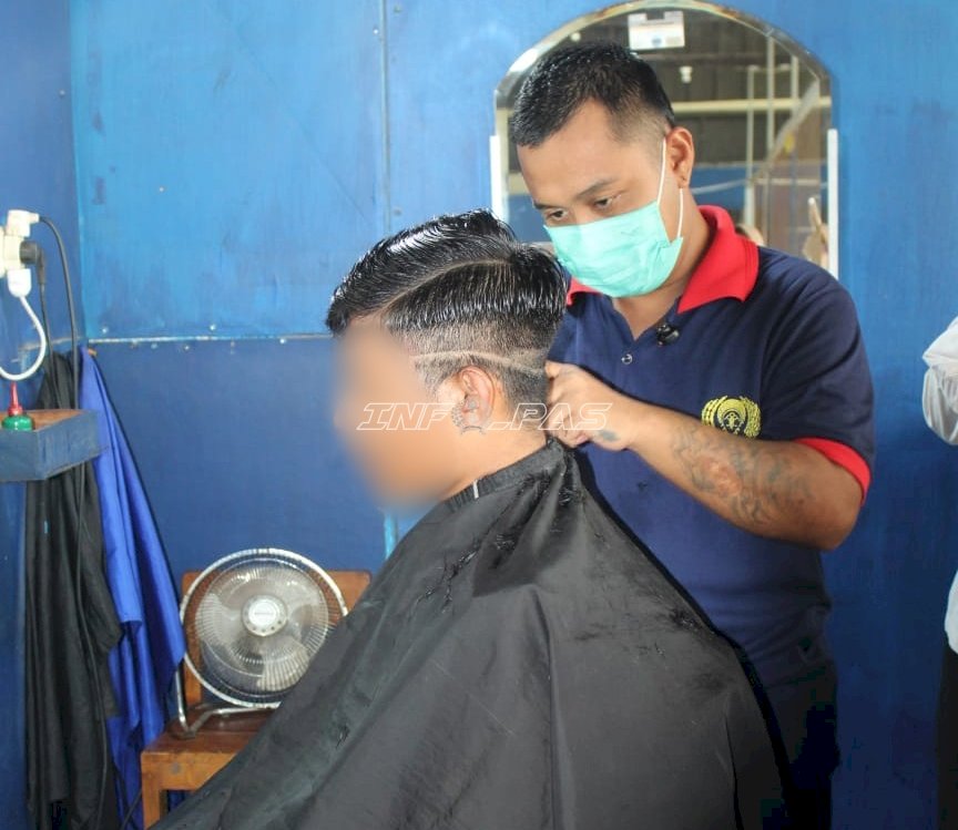 Asah Keterampilan Kerja, Warga Binaan Lapas Jember Praktik Potong Rambut