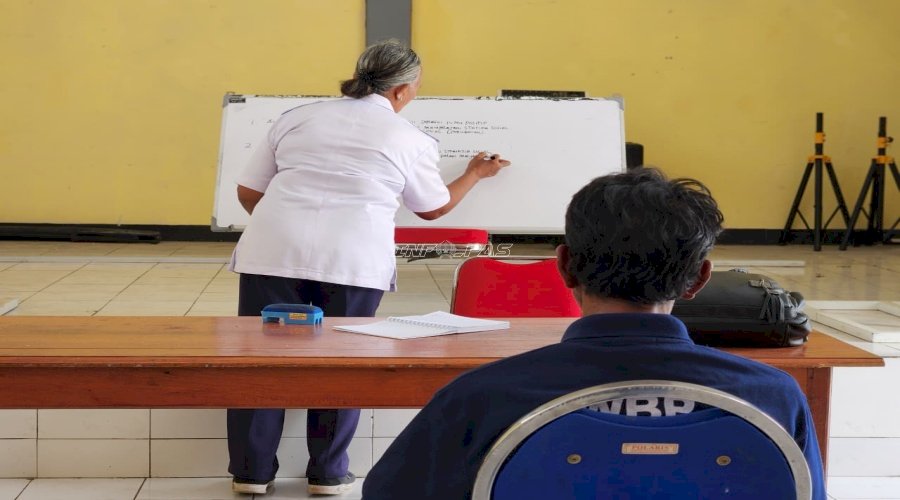 Warga Binaan Lapas Tual Antusias Pelajari Sosiologi lewat Program Kesetaraan 