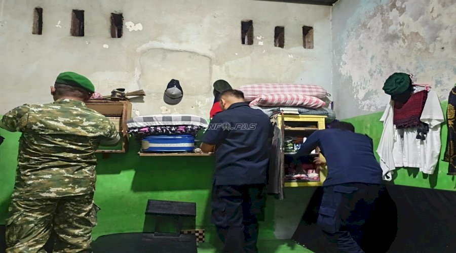 Komitmen Bersama Jaga Kamtib, Lapas Wahai dan TNI Sterilkan Kamar Hunian Warga Binaan