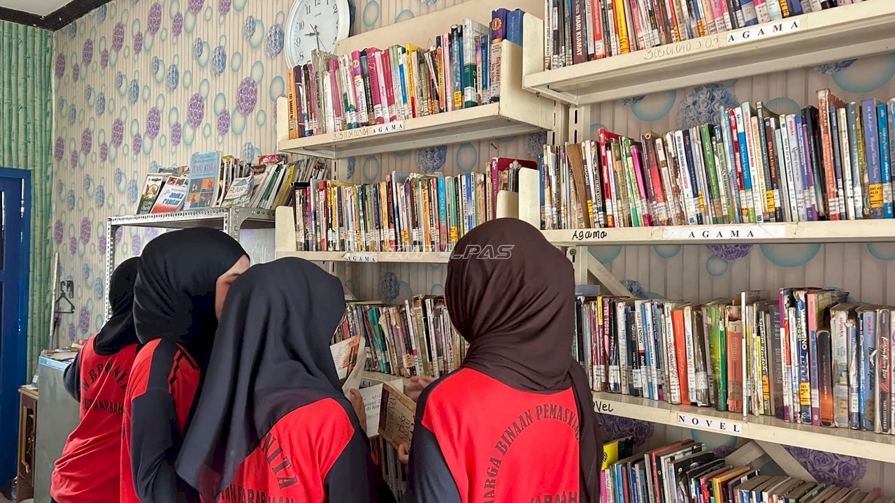 Dari Waktu Luang Jadi Wawasan, Warga Binaan Rutan Marabahan Manfaatkan Layanan Perpustakaan