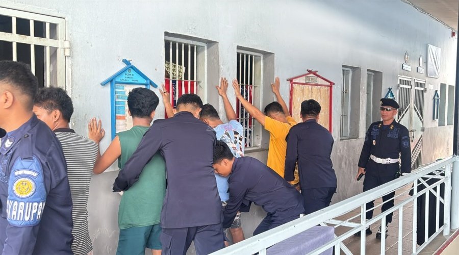 Perkuat Zero Halinar, Lapas Palopo Gelar Razia Blok Hunian