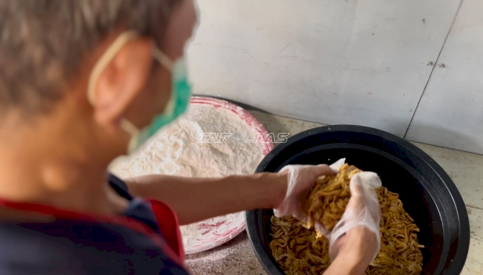 Kembangkan Produk Unggulan, Warga Binaan Lapas Kotabaru Produksi Keripik Usus