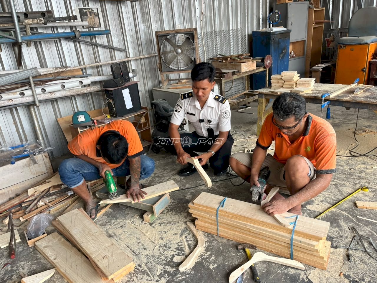 Warga Binaan Lapas Pemuda Madiun Produksi 100 Hanger dan Kotak Tisu