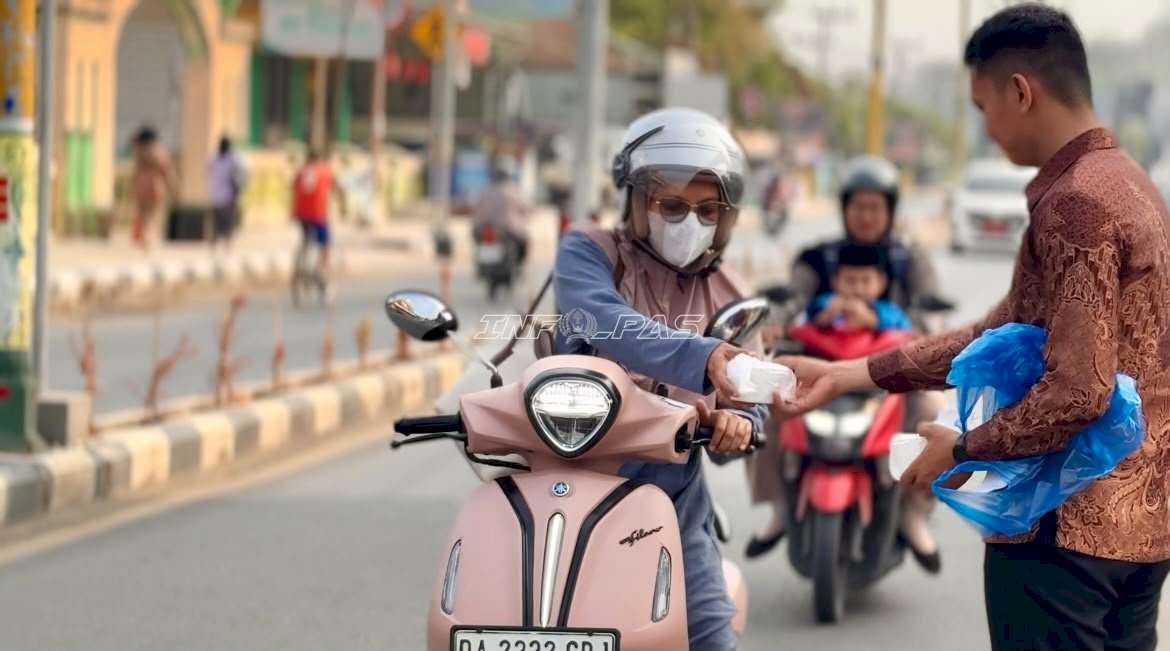 Lapas Kotabaru Bagikan Makanan Siap Saji kepada Masyarakat melalui Jumat Berkah