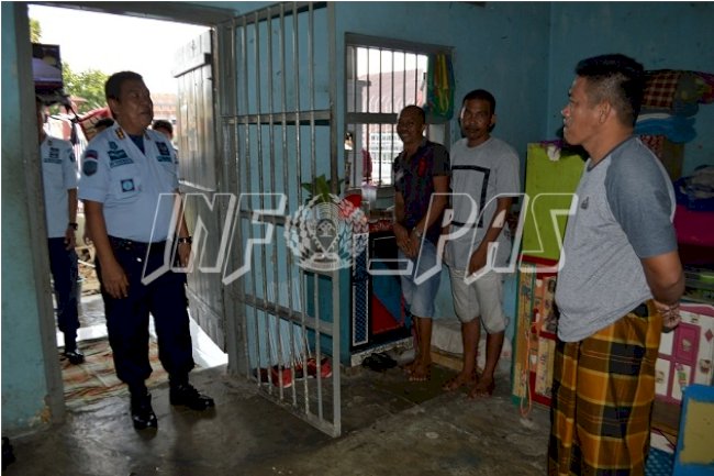 Pastikan Pelayanan Terbaik, Kalapas Watampone Sambangi Kamar & Blok Hunian WBP