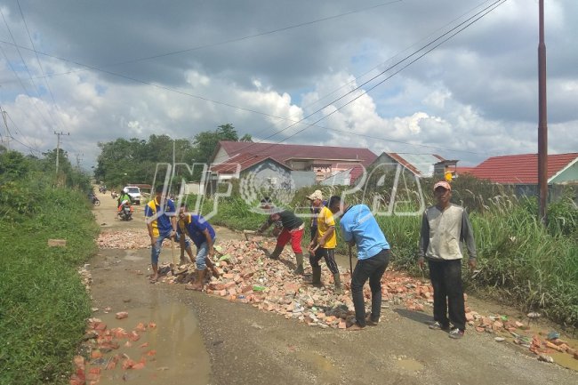 WBP Lapas Sarolangun Tambal Jalan Berlubang Menuju Akses Vital Masyarakat
