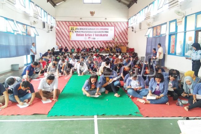 Petugas Rutan Surakarta Bantu WBP Isi Formulir ASSIST 