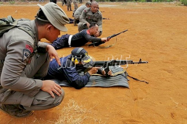 Puluhan Petugas Lapas Watampone Tingkatkan Kemampuan Menembak