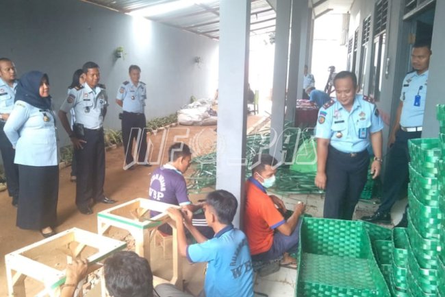 Tim Monev Kanwil Jateng Puji Keasrian & Kreativitas WBP Rutan Batang