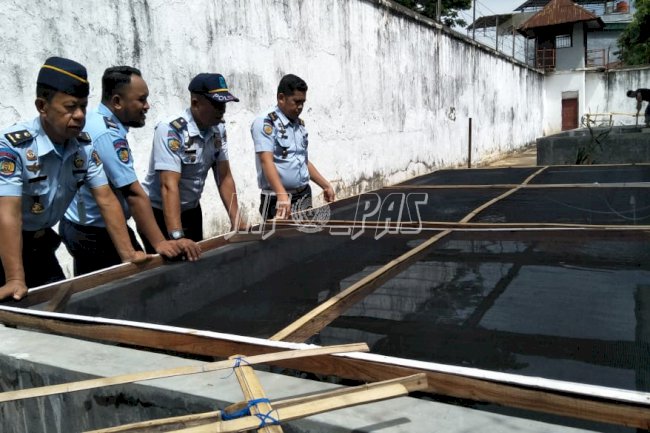 Petugas Rutan Bantaeng Pantau Kolam Ikan 