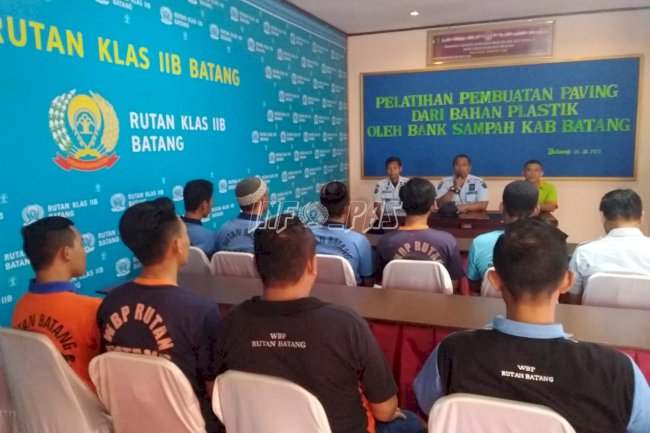 WBP Rutan Batang Belajar Membuat Paving Dari Sampah Plastik