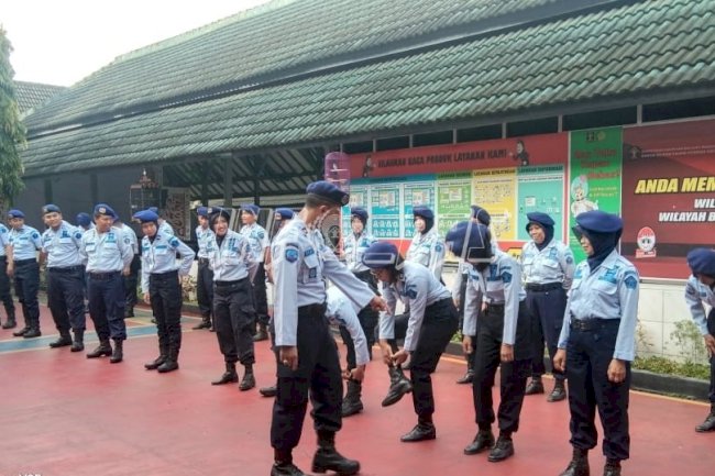 Karutan Wates Periksa Kelengkapan Atribut Petugas Rutan