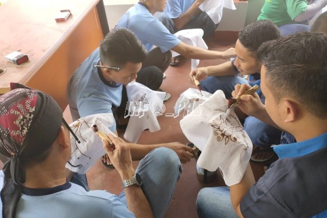 WBP Lapas Rangkasbitung Belajar Membatik Tulis