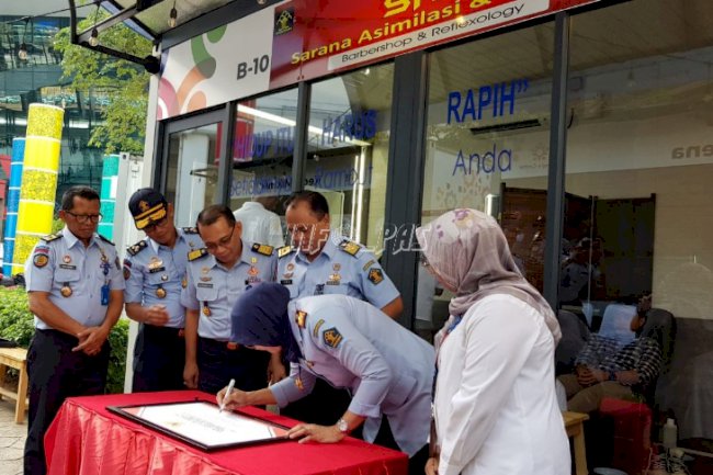Datang Yuk ke Barbershop & Reflexology Narapidana Asimilasi di Terminal 3 Bandara Soetta