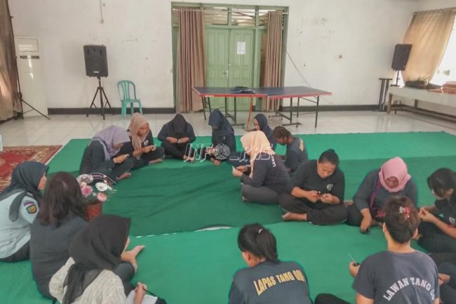 WBP Lapas Kelas IIA Tangerang Belajar Buat Bunga Kertas