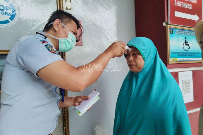 Cegah Penyakit Menular, Petugas Lapas Mataram Cek Suhu Tubuh Pengunjung
