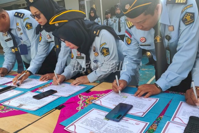 Usai Teken Pakta Integritas, LPKA Jakarta Sematkan "Best Employee" Bulan Februari 2020