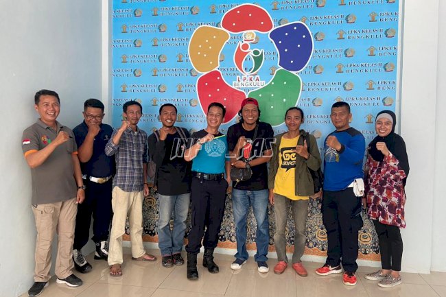 Crew Konakito Café Serahkan Hasil Lelang Karya Anak LPKA Bengkulu