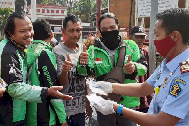 Gandeng Polsekta, Lapas Rangkasbitung Bagikan Masker Hasil Karya WBP