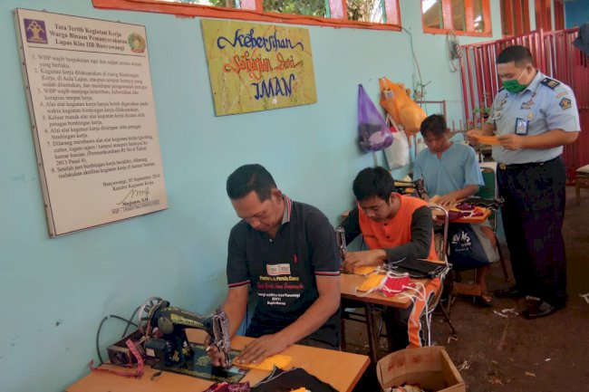 Hindari Covid-19, Warga Binaan Lapas Banyuwangi Produksi Masker Berbahan Kain