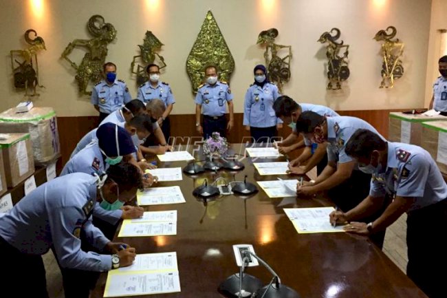 Kakanwil dan Kadiv PAS Yogya Distribusikan Bantuan APD dan Alat Rapid Test