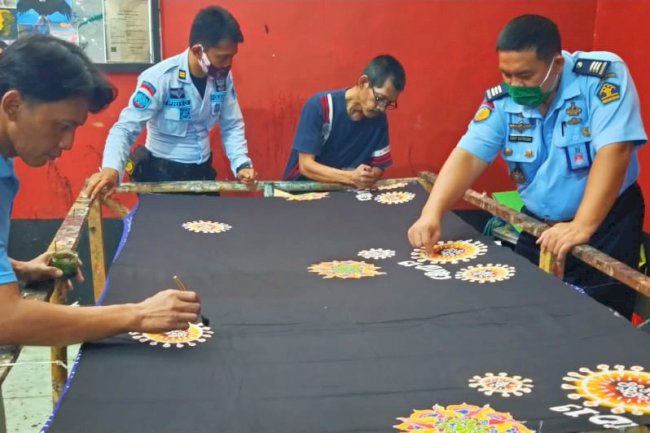 Terinspirasi Bentuk Covid-19, WBP Lapas Banyuwangi Desain Batik “CORONA”
