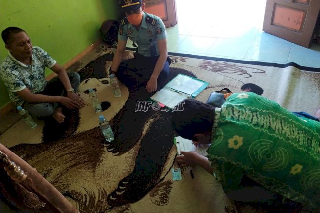 Petugas LPN Karang Intan Kunjungi WBP Asimilasi di Rumah