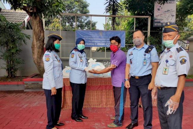 Bapas Kediri Bagikan Sembako Untuk Klien Asimilasi