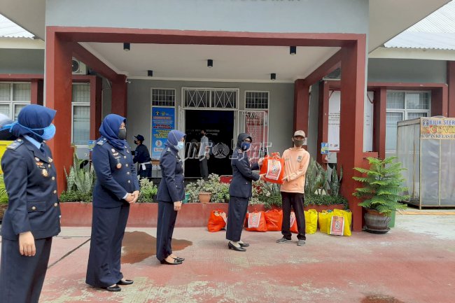 Bapas Tangerang Bagikan Sembako Untuk Warga Terdampak COVID-19