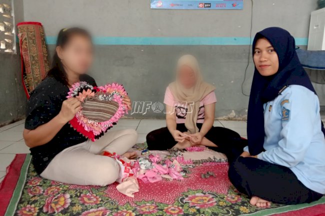 WBP Perempuan Rutan Buntok Buat Keset Dari Kain Perca